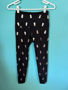 EUC Women’s Beyond Yoga Pants Black with Gold Metallic Pineapple Pattern Size XS